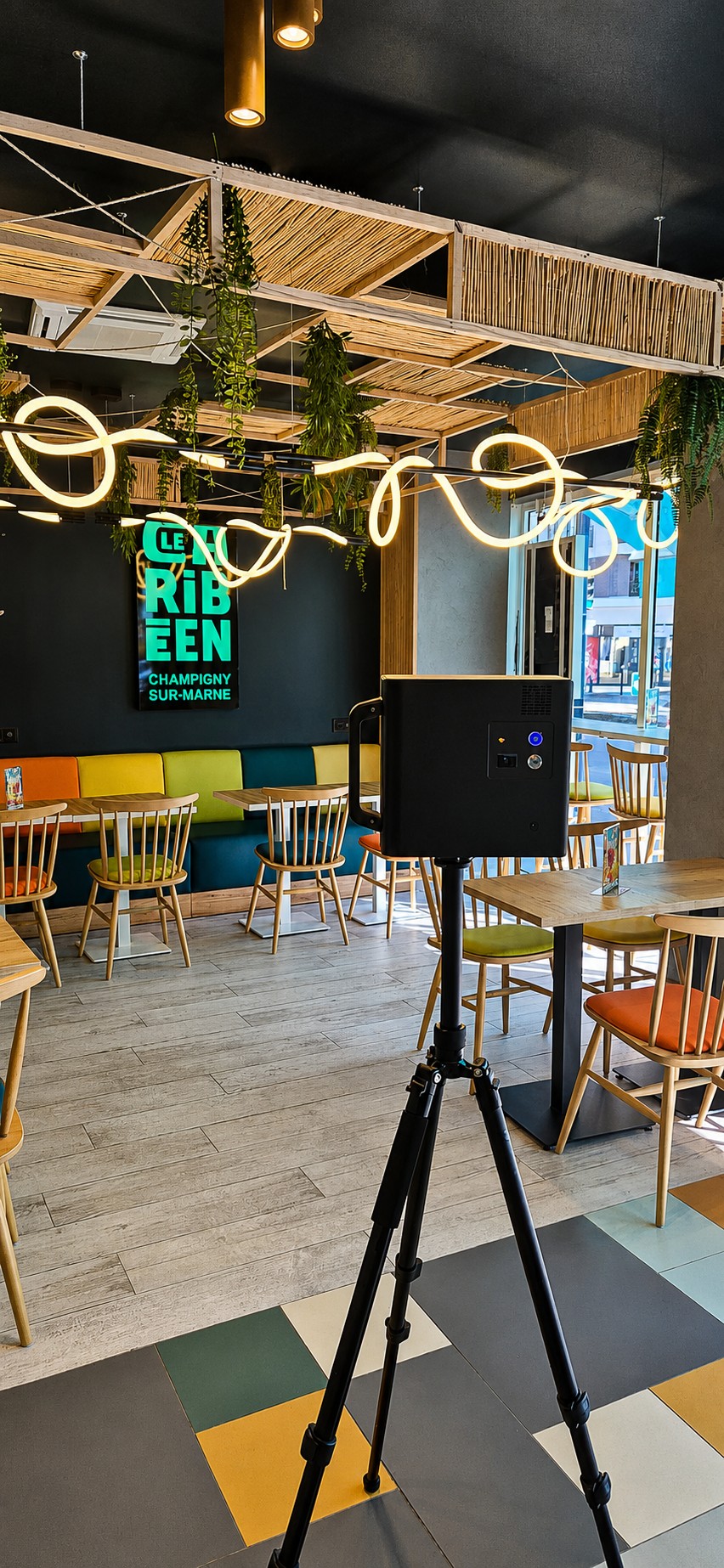 Caméra Panora360 installée à l’intérieur d’un restaurant